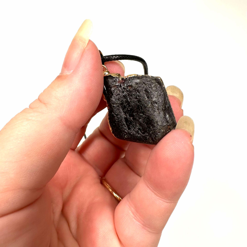 Sort Turmalin vedhng med lder snor 