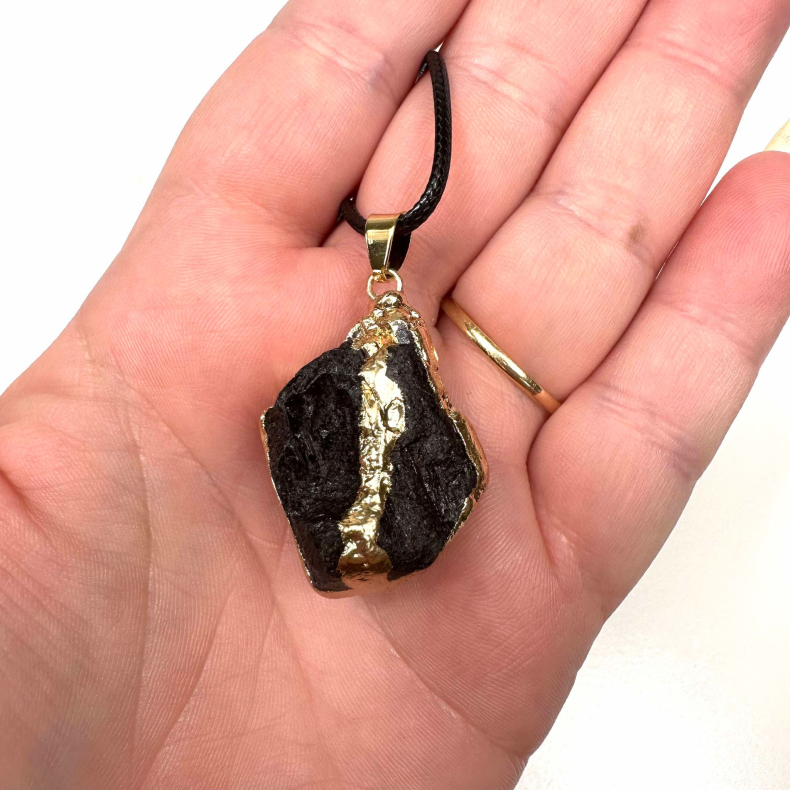 Sort Turmalin vedhng med lder snor 