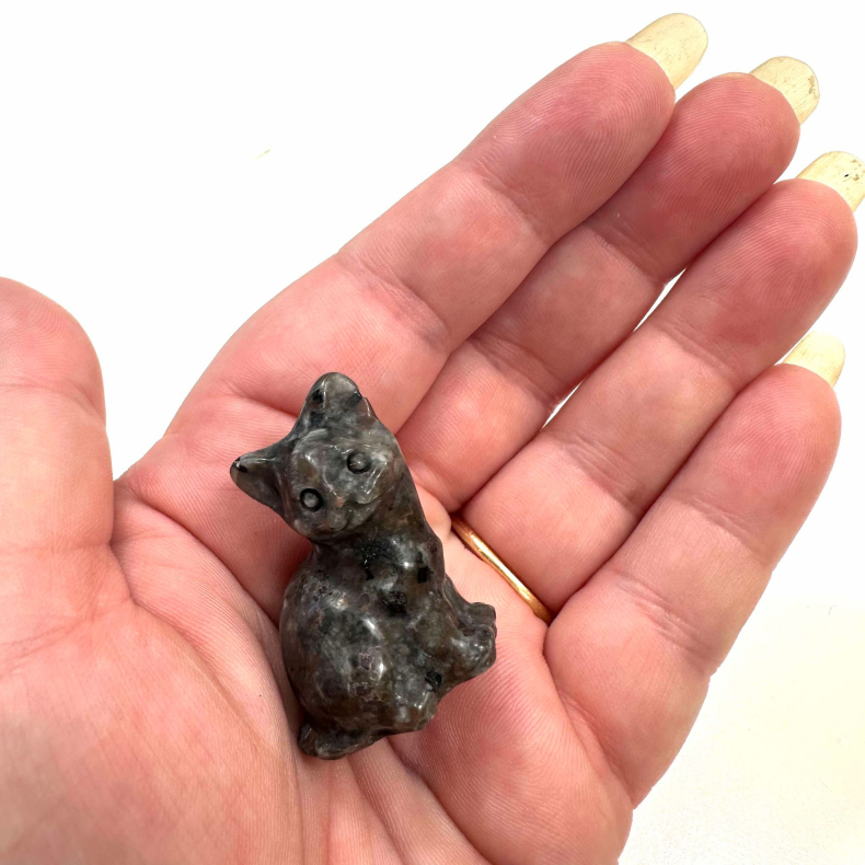 Yooperlite, siddende kat 